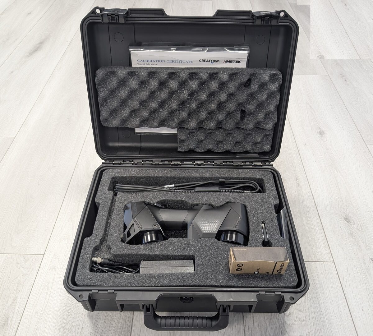 Escáner Creaform HandySCAN BLACK+ Elite en su maletín con certificado de calibración