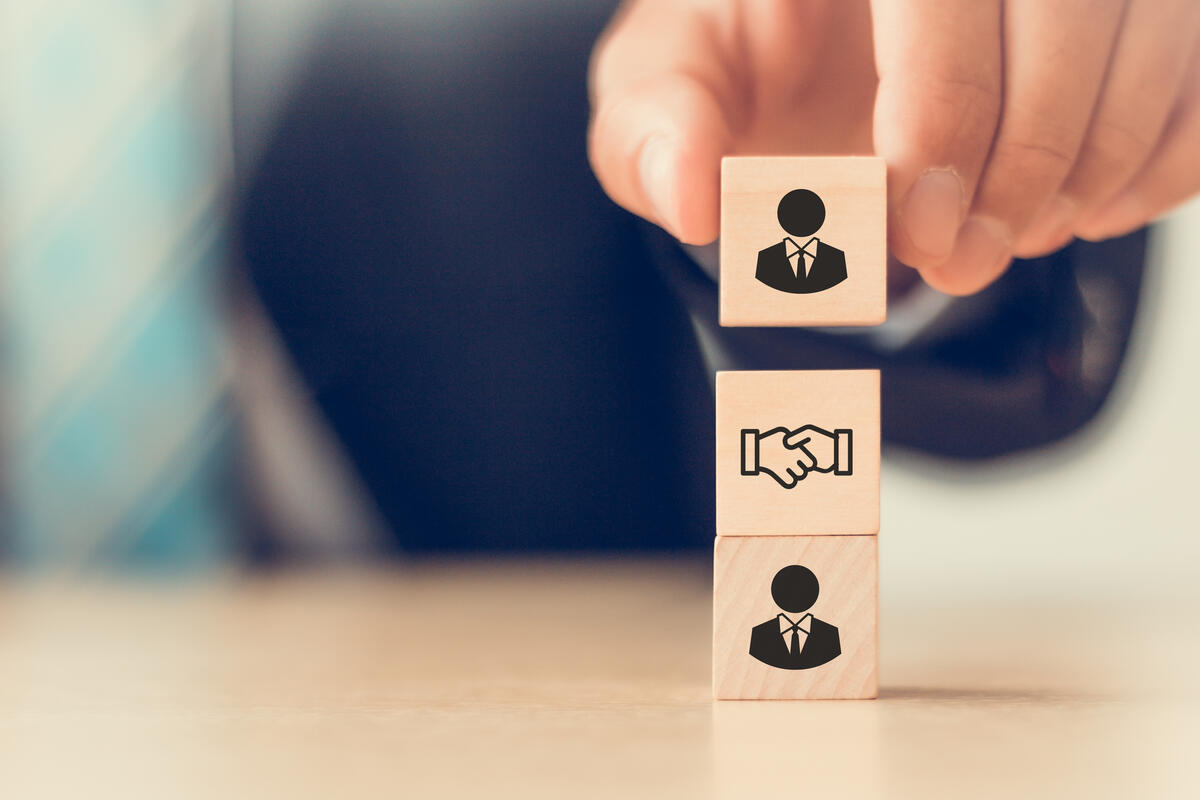 Concepto de outsourcing con bloques de colaboración profesional