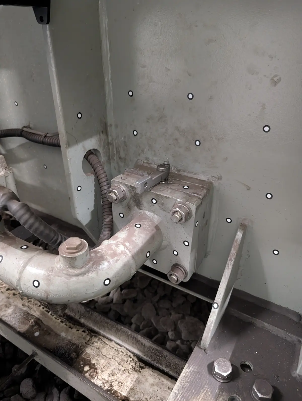 Pieza industrial con targets de referencia preparada para inspección dimensional con escáner 3D