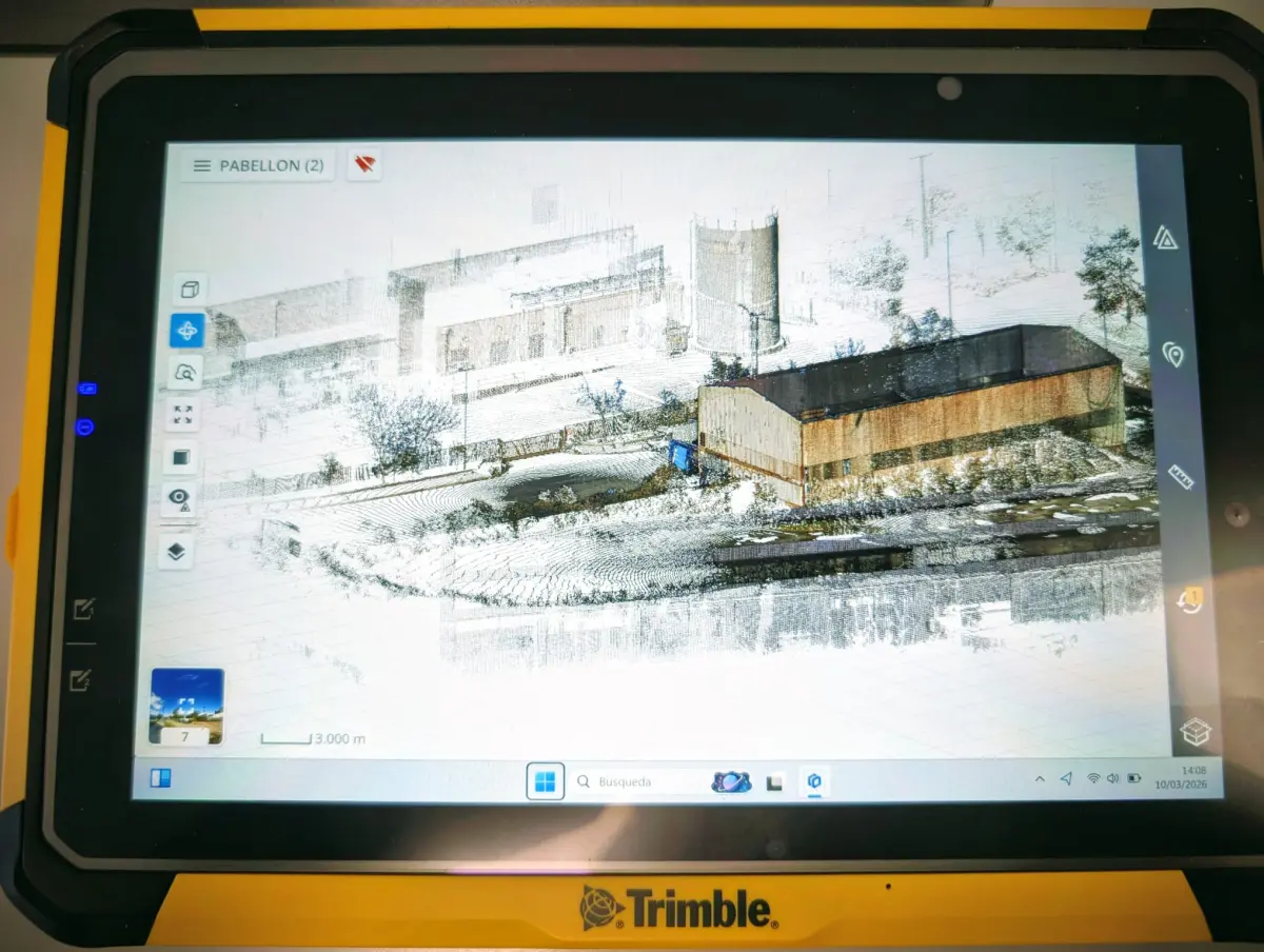 Trimble tabletean instalazio industrialaren 3D puntu-hodeia erakusten