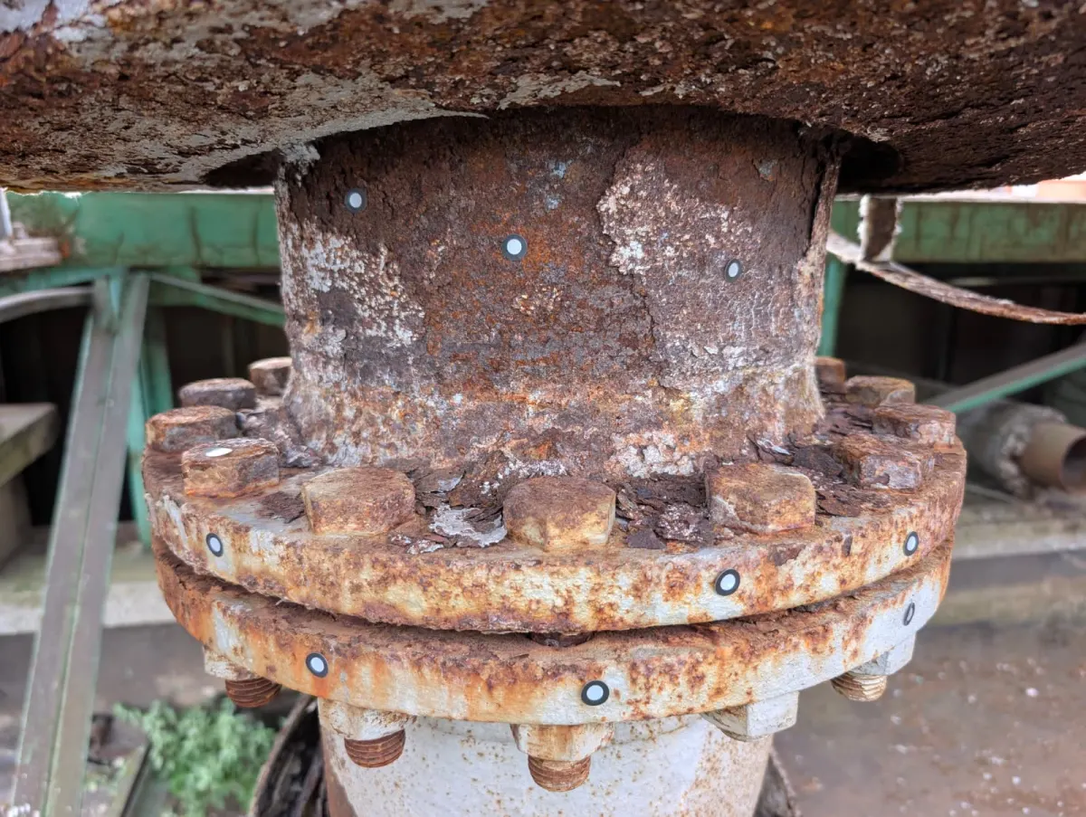 Tank support with rusty flanges and reflective targets prepared for 3D scanner capture