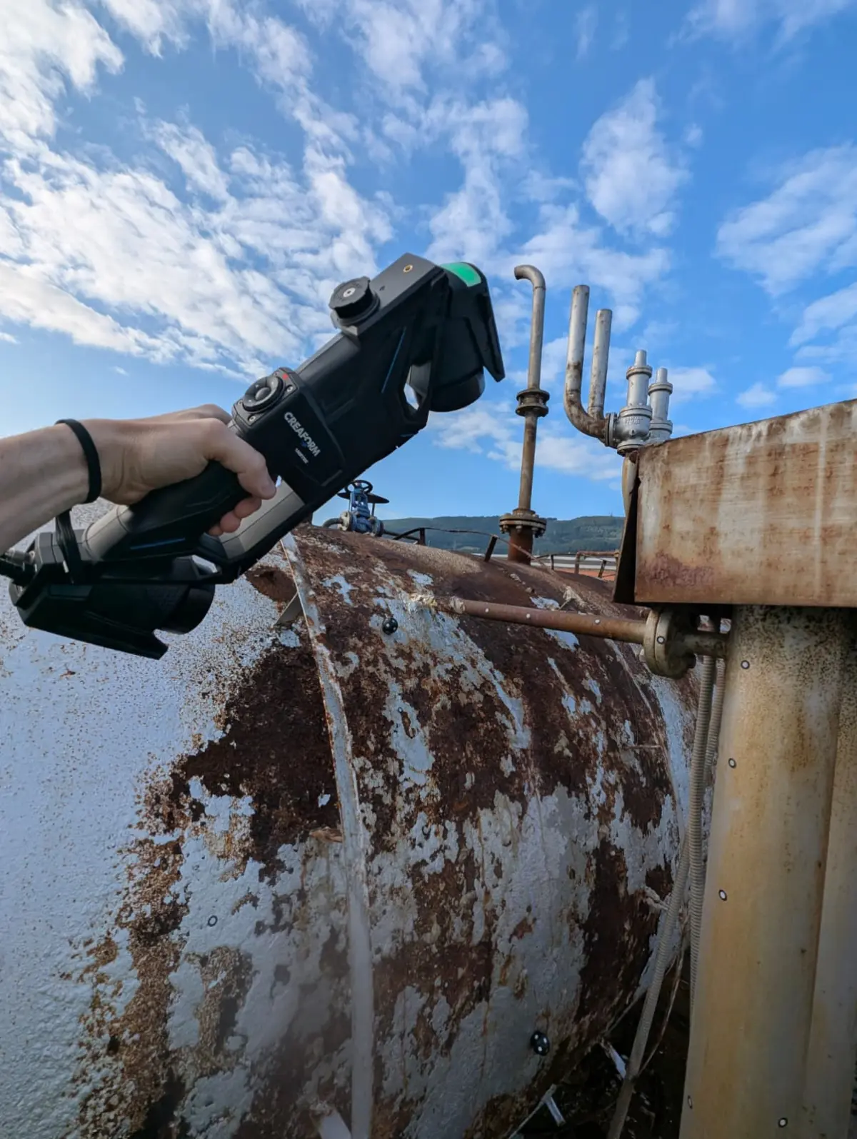 PROMECADeko teknikaria depositu industriala eskaneatzean HandyScan-arekin alderantzizko ingeniaritzarako